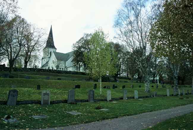 Kroppa kyrka ligger på en markerad höjd i samhället.