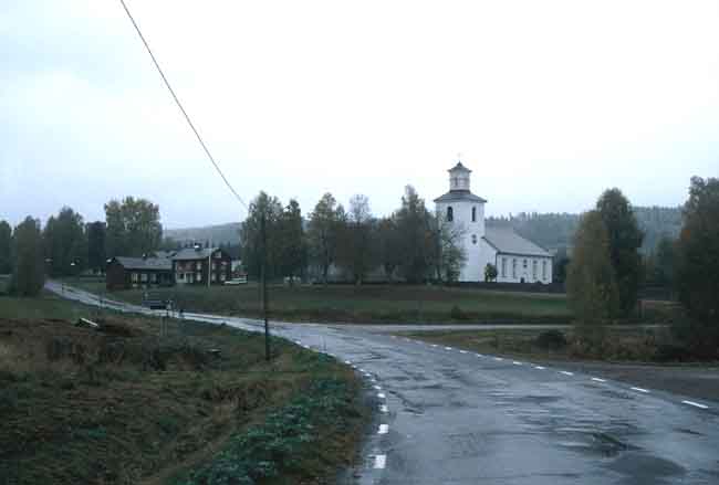 Mangskogs kyrka och den närmaste bebyggelsen nordväst om kyrkan. 