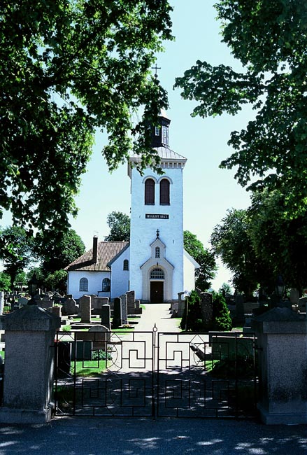 Kyrkogården från väster. 