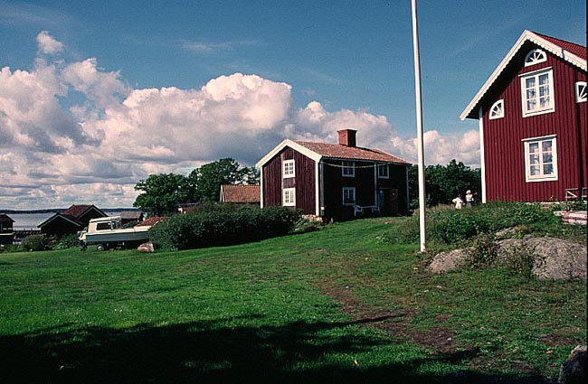 De båda bostadshusen på Örö 1:14.