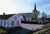 Kyrkan i Fiskebäckskil med intilliggande församlingshem, tidigare skola.