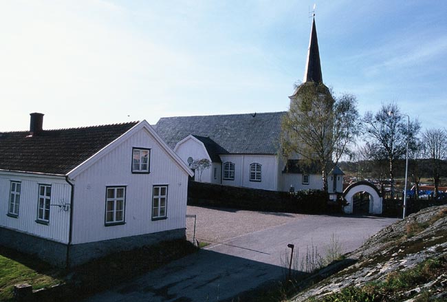 Kyrkan i Fiskebäckskil med intilliggande församlingshem, tidigare skola.