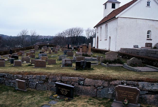 Kyrkogårdens äldre del, söder om kyrkan. 