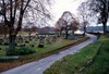 Kyrkogårdens yngre delar på andra sidan vägen. 