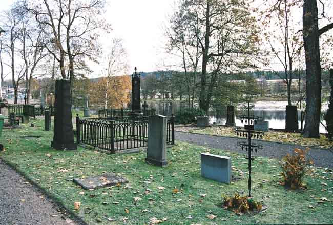 Kyrkogården söder om kyrkobyggnaden.