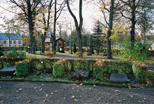 Kyrkogården söder om kyrkobyggnaden.