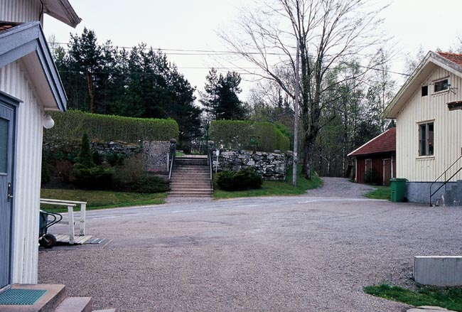 Trappan till gamla kyrkogården, med omkringliggande byggnader. 