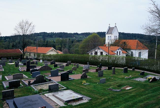 Kyrkomilijön med gamla kyrkogården i förgrunden. 
