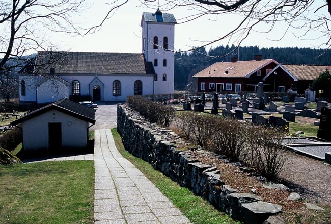 Kyrkomiljön från norr, med gamla kyrkogården och församlingshemmet t h, oc bårhuset närmast t v.