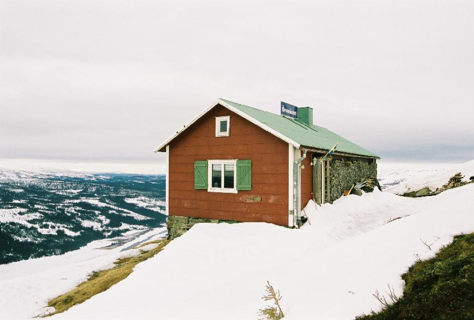 Byggnaden från ost.