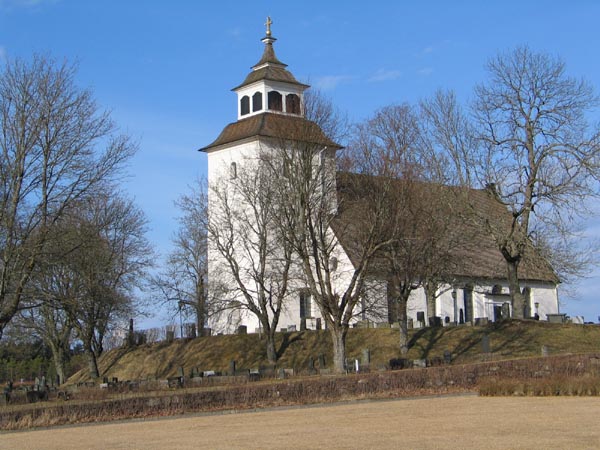 Kyrkan från sydväst.