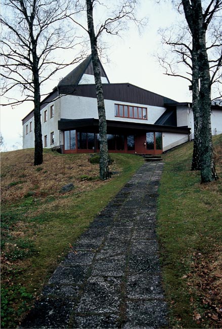 Från norr, med församlingshemsdelen i förgrunden och kyrkan i bakgrunden. 