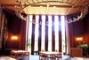 Församlingssalen intill kyrkorummet med sina höga ljusinsläpp och belysning i form av en ljusring. 