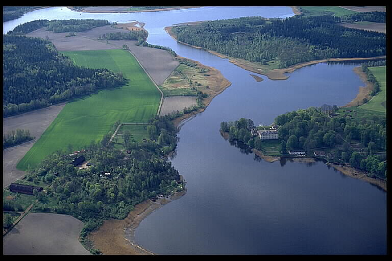 Stjärnsunds slott (till höger), flygbild.