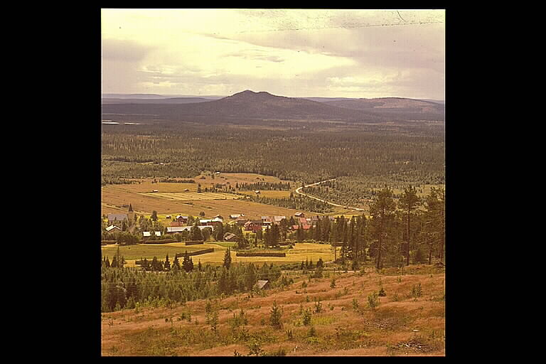 Glommersträsk by. Bilden troligen från början av 1960-talet. 
 
