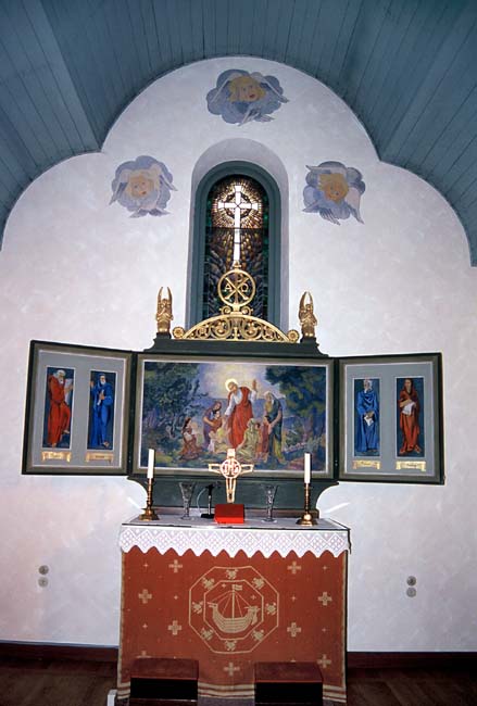 Altaruppsatsen vars huvudmotiv föreställer Jesus välsignande barnen. Målad av Christian Lundstedt 1939.
