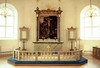Koret, med altaruppsatsens stora målning föreställande Kristi korsfästelse. Utförd av Pehr Hörberg, inköpt till kyrkan 1846. 