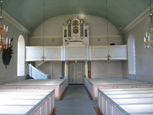 Kyrkorummet mot orgelläktaren i norr.