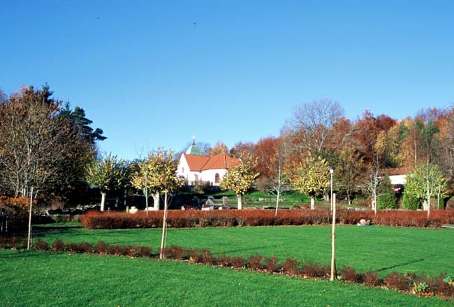 Den yngre delen av kyrkogården, anlagd på 1930-talet.