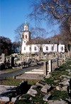 Kyrkan samt den äldre kyrkogården