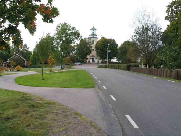 Öster om Mörlunda kyrkogård. Klockargården till vänster och till höger utanför bild Mörlunda gård.