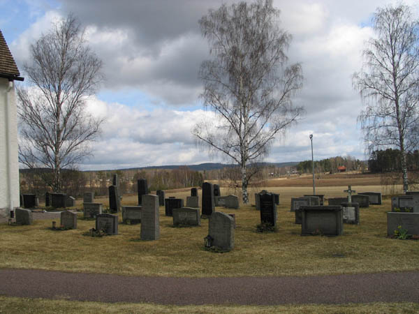 Kyrkogården öster om kyrkan.