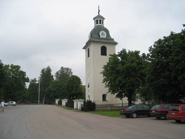 Kyrkan och kyrkvallen vid gamla landsvägen. Bild tagen mot norr.