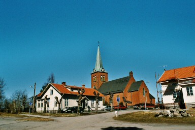 Grästorps kyrka och kyrkskola från sydost. Neg.nr. 03/282:17. JPG.