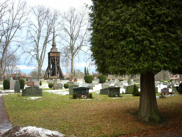 Kyrkogården och klockstapeln.