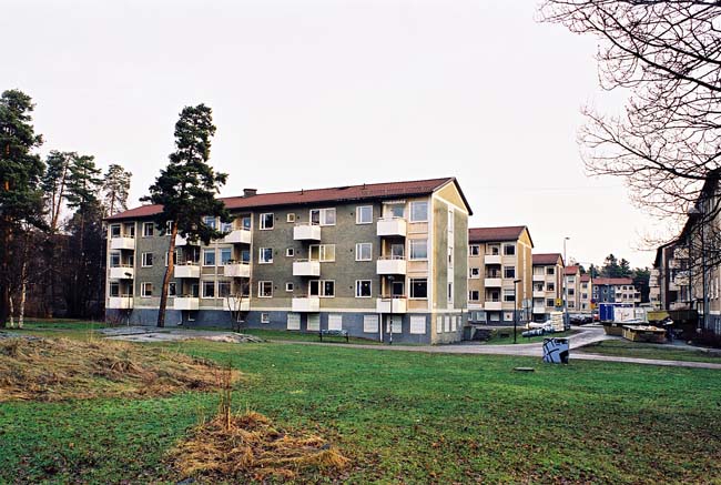 Grundkallen 1, hus nr 5, i bakgrunden hus nr 2,1,3 och 4 ,fr söder
