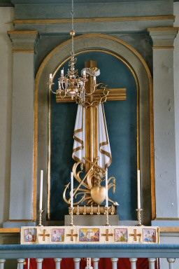 Altarvägg med mantelkors i Edsvära kyrka. Neg.nr. 04/138:08. JPG.