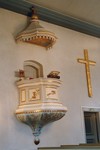 Predikstol och ursprunglig altarprydnad i Larvs kyrka. Neg.nr. 04/113:13. JPG.