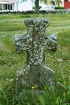 Romanskt gravkors på Kvänums gamla kyrkplats. Neg.nr. 04/143:08. JPG.