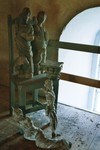 Skulptur från Skarstad gamla kyrkas altaruppsats, förvarade på tornvind. Neg.nr. 04/109:10. JPG.