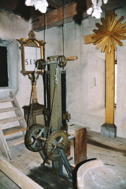 Tornkammare med äldre nummertavla, altarprydnad och trampverk till klockor i Kyrkefalla kyrka. Neg.nr. 03/222:13. JPG.