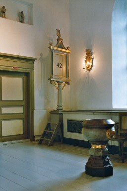 Sakristidörr, nummertavla och dopfunt i Fröjereds kyrka. Neg.nr. 04/188:02. JPG.