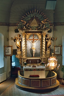 Koret i Velinga kyrka med altaruppsats av Johan Ullberg d.y. Neg.nr. 04/196:06. JPG.
