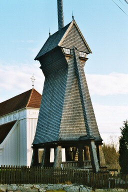 Klockstapel vid Stengårdshults kyrka, uppförd 1912 efter ritningar av Torben Grut. Neg.nr. B963_053:03. JPG. 