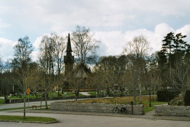 Nykyrke kyrka med skogskyrkogården i förgrunden. Neg.nr. 03/262:01. JPG. 