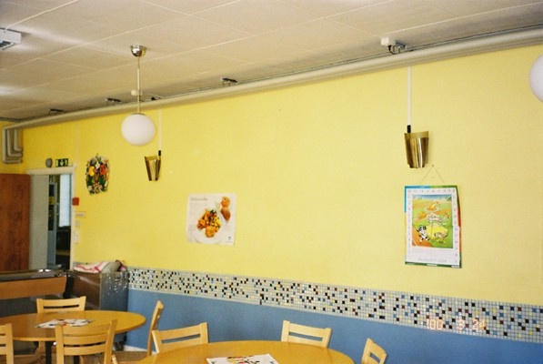 Matsalen, mosaik på väggen. Original lampor.