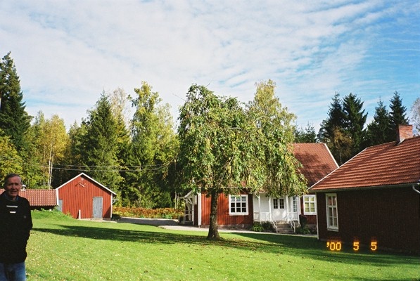 Hela skolmiljön med redskapsbod och jordkällare.