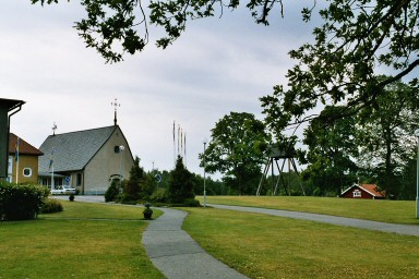 Kyrka, klockstapel och magasing vid Flämslätts stiftsgård. Neg.nr 04/228:12.jpg