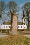 Hassle kyrka, kyrkogård och minnessten. Negnr 04-279-21.jpg