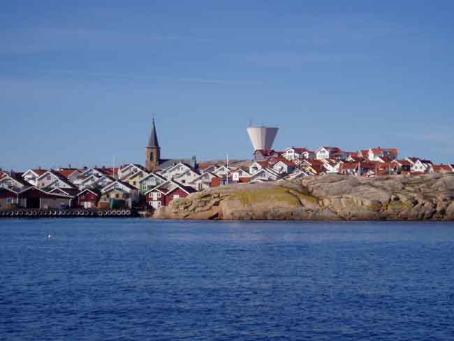 Kyrka och vattentorn ovanför smögenbebyggelsen.