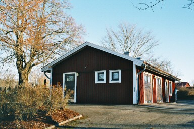 Ekonomibyggnad på Lugnås kyrkogård. Neg.nr 04/267:17.jpg