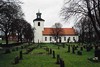 Sexdrega kyrka med omgivande kyrkogård, sedd söderifrån