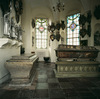 Det Aschebergska gravkoret öster om kyrkans kor. Ett stort antal vapensköldar hänger på väggarna.