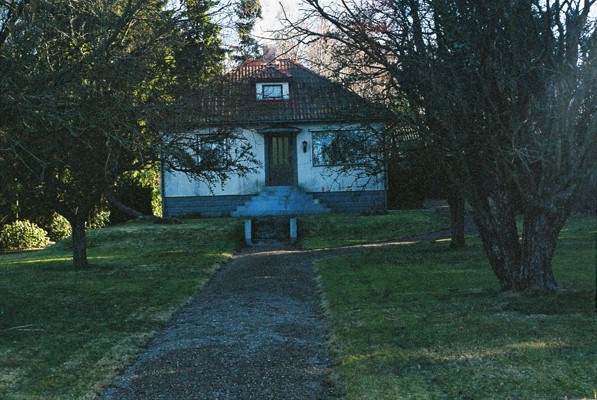 Tidstypisk villa och trädgård.