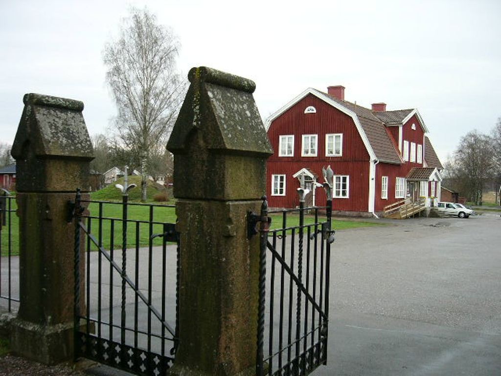 Hällestads kyrka, de västra kyrkogårdsgrindarna.
