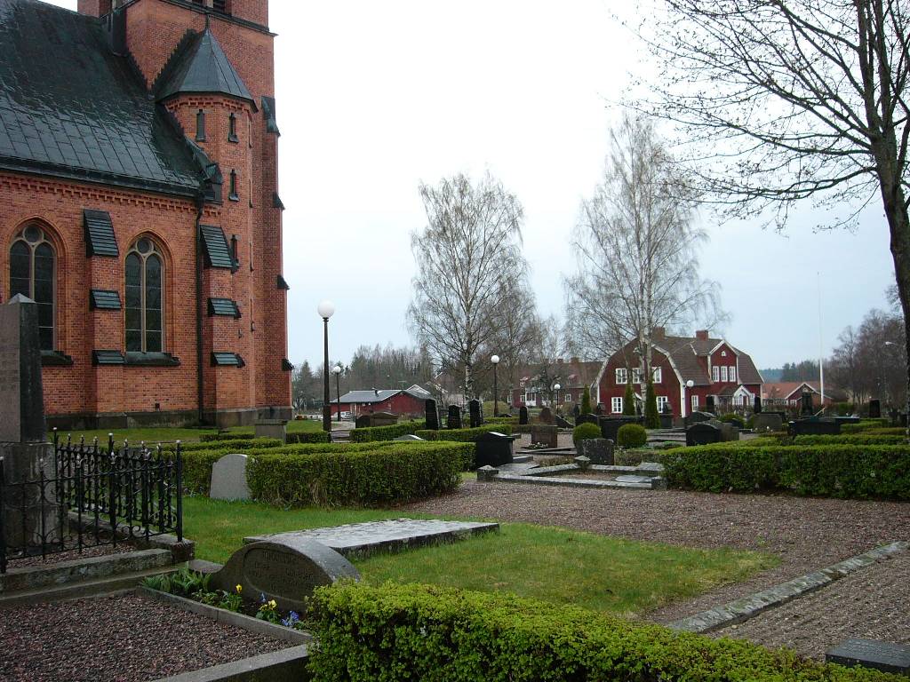 Hällestads kyrka med skolbyggnaderna från nordöst.
